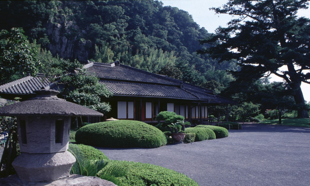 Visit Sengan-en, a traditional Japanese garden, and expereience a Satsuma Kiriko cut glass workshop.